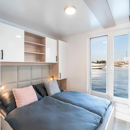 Botel Modern Houseboat With Whirlpool In Novigrad 3*