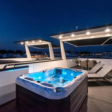 Modern Houseboat With Whirlpool In Novigrad Botel 3*