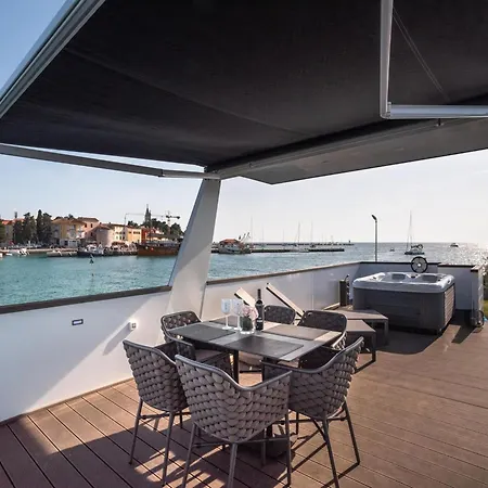 Modern Houseboat With Whirlpool In Novigrad 3*