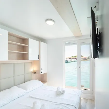 Botel Modern Houseboat With Whirlpool In Novigrad
