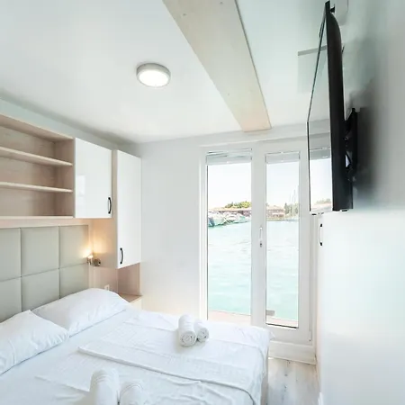 Botel Modern Houseboat With Whirlpool In Novigrad