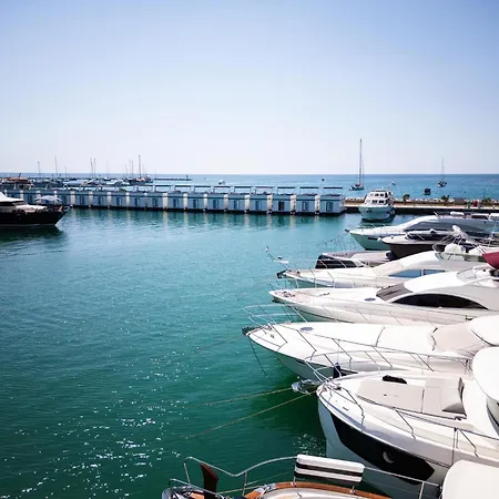Modern Houseboat With Whirlpool In Novigrad Botel 3*