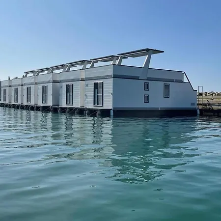 Modern Houseboat With Whirlpool In Novigrad Botel 3*