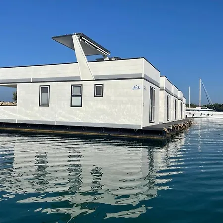 Modern Houseboat With Whirlpool In Novigrad 3*