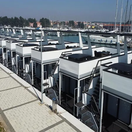 Modern Houseboat With Whirlpool In Novigrad Botel 3*